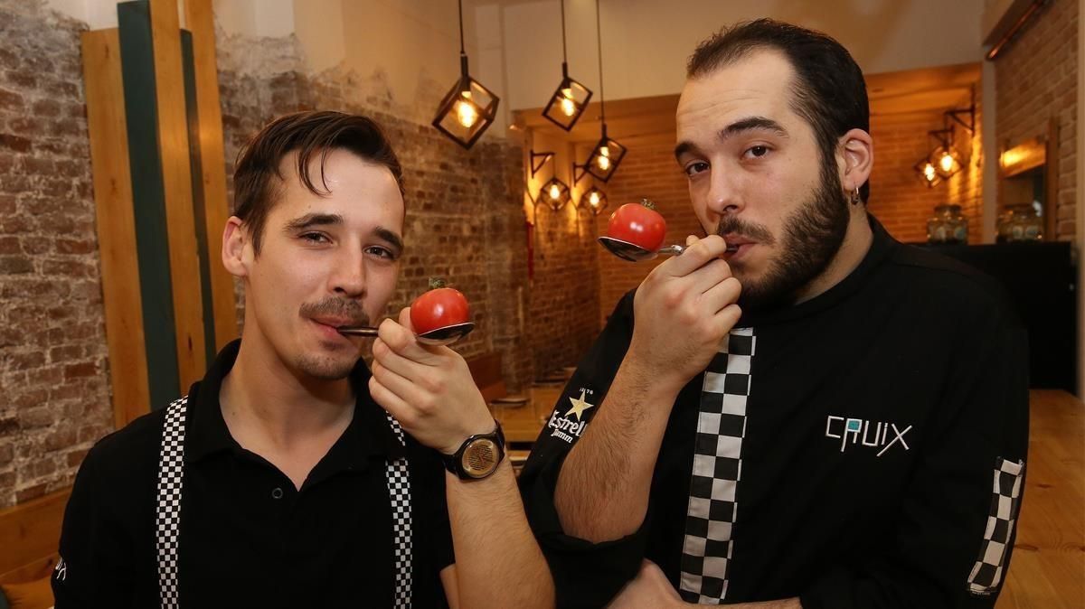 Carlos Fernández y Miquel Porta (derecha) juegan con cucharas. Carlos Fernández y Miquel Porta (derecha) juegan con cucharas.