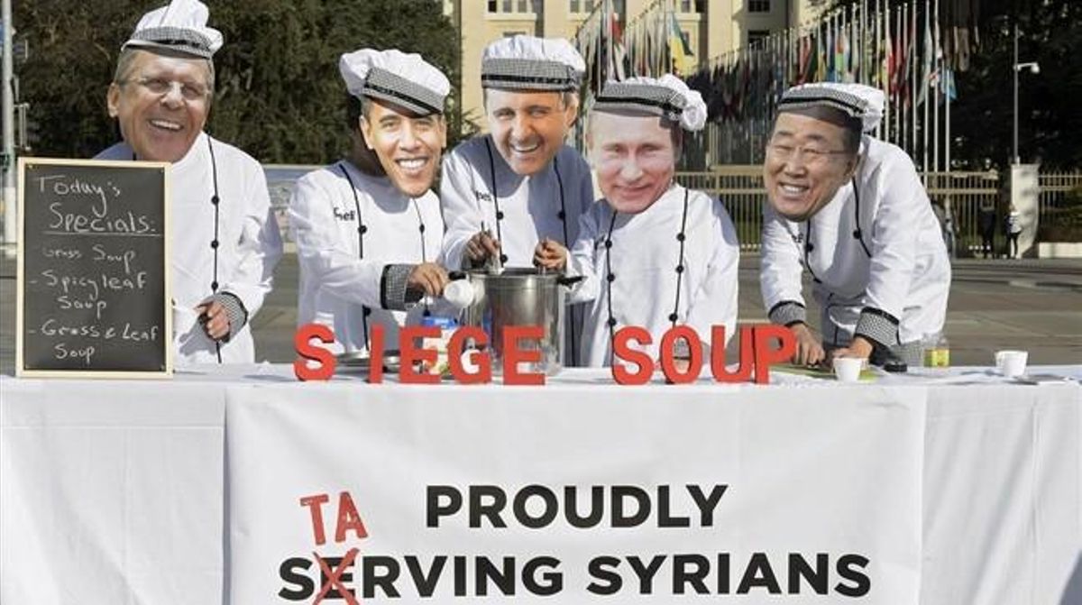 Manifestantes de Planet Siria posan con máscaras de líderes mundiales y del presidente Asad (centro), ante la sede de la ONU en Ginebra (Suiza), este viernes. Manifestantes de Planet Siria posan con máscaras de líderes mundiales y del presidente Asad (centro), ante la sede de la ONU en Ginebra (Suiza), este viernes.