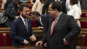 Pere Aragonès hace un guiño al ’conseller d’Interior’, Joan Ignasi Elena, al finalizar la sesión de este miércoles en el Parlament.