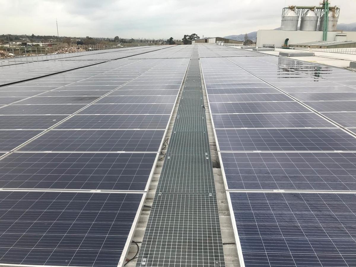 Placas solares instaladas en el centro de residuos de Gavà-Viladecans.