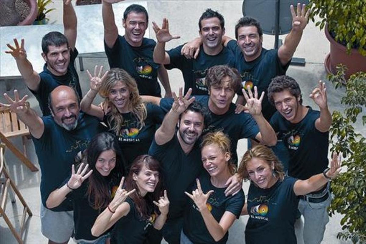 El elenco de ’40, El Musical’, con el director, Miquel Fernández (en el centro con barba), el jueves en la Nau Ivanow, donde ensayan.