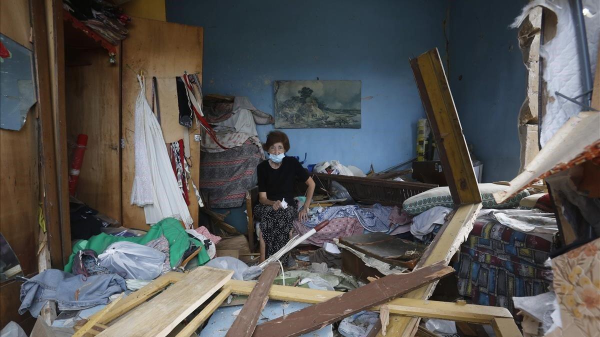 Una mujer este viernes en medio de las ruinas de su casa de Beirut.