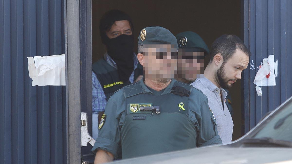 La Guardia Civil ha detenido a cinco personas vinculadas a la empresa Magrudis, entre ellos al gerente y a sus dos hijos, tras los registros ordenados por el juzgado de instrucción 10 de Sevilla, que investiga el brote de listeriosis detectado en agosto.