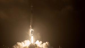 Momento del despegue del cohete SpaceX Falcon 9, en la misión DART, en la Base de la Fuerza Espacial de Vandenberg, en California. 