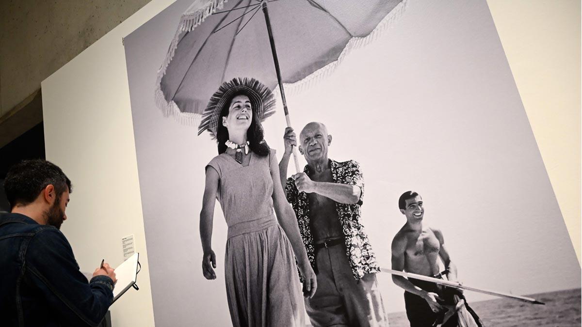 ’Picasso, la mirada del fotógrafo’, en el Museu Picasso de Barcelona, explora la relación del artista malagueño con la cámara.