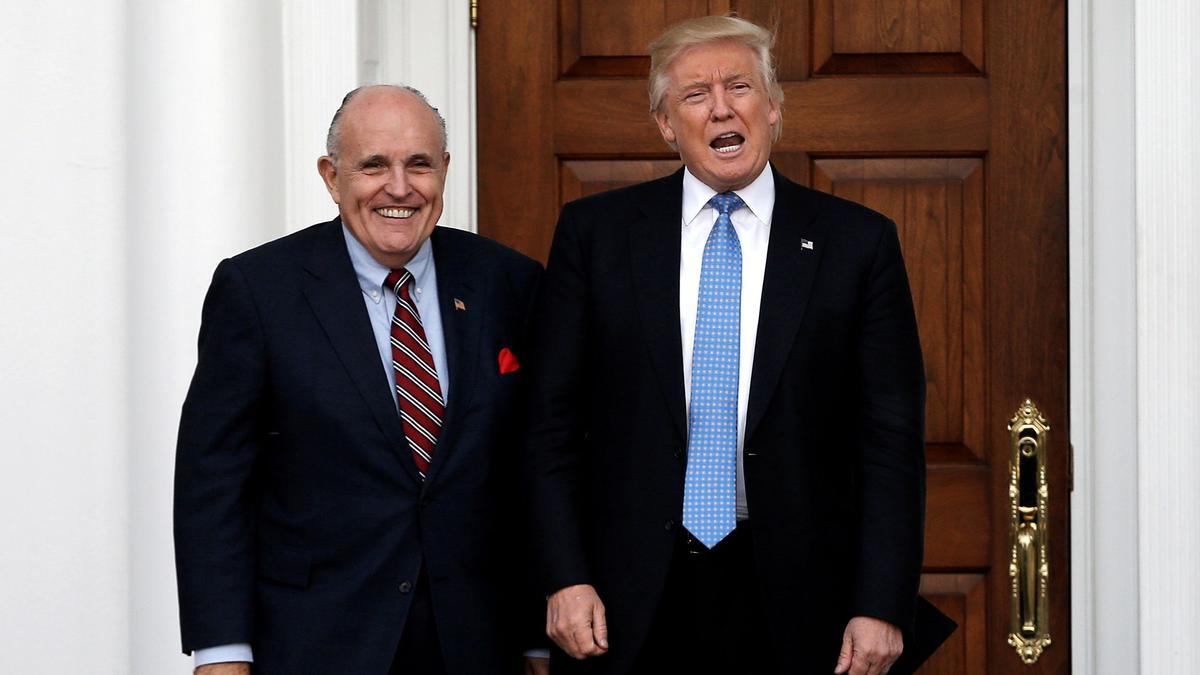 Rudolph Giuliani y Donald Trump, durante una reunión mantenida el 20 de noviembre de 2016 en Nueva Jersey.