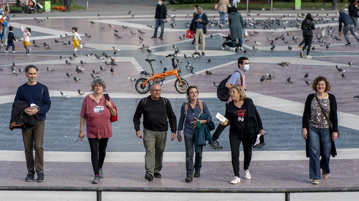 Seis activistas del 15-M regresan a la plaza de Catalunya 10 años después de la acampada. Seis activistas del 15-M regresan a la plaza de Catalunya 10 años después de la acampada.