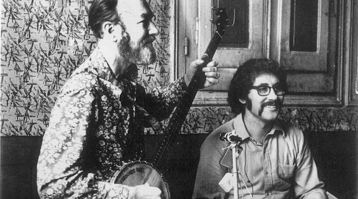 Pete Seeger (izquierda) y Jordi Llopart, en el concierto de febrero de 1971 en la taberna de la calle de Guadiana de Sants.