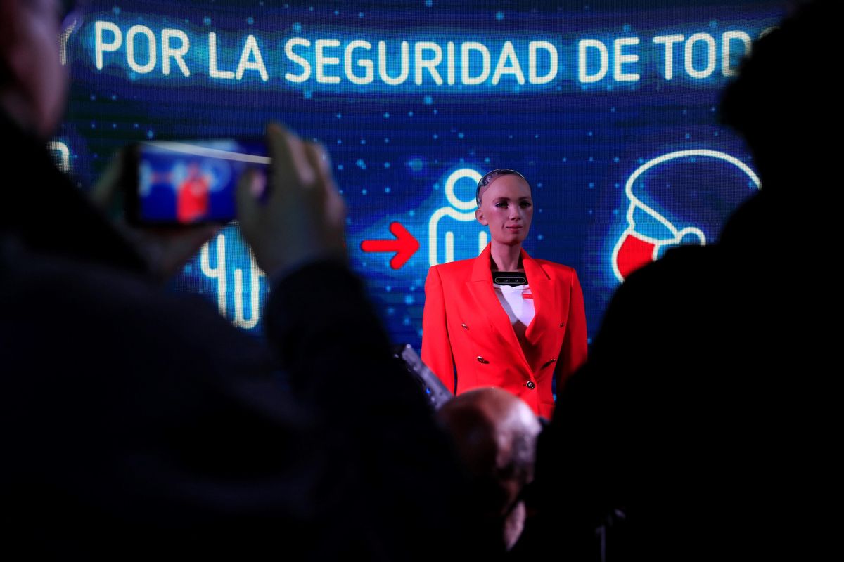 Varios preiodistas rodean al robot humanoide Sophia, en el Centro de Procesamiento y Difusión de Datos. Varios preiodistas rodean al robot humanoide Sophia, en el Centro de Procesamiento y Difusión de Datos.