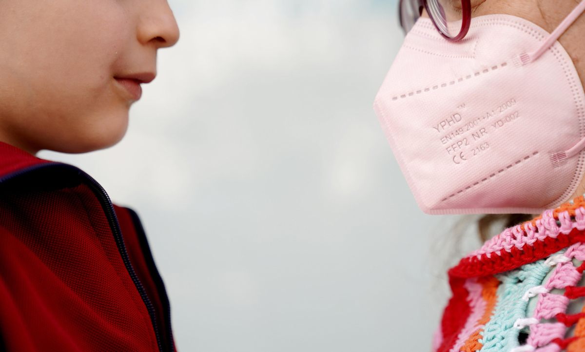 Un niño mira a su madre, que lleva mascarilla, en un parque de Madrid. Un niño mira a su madre, que lleva mascarilla, en un parque de Madrid.