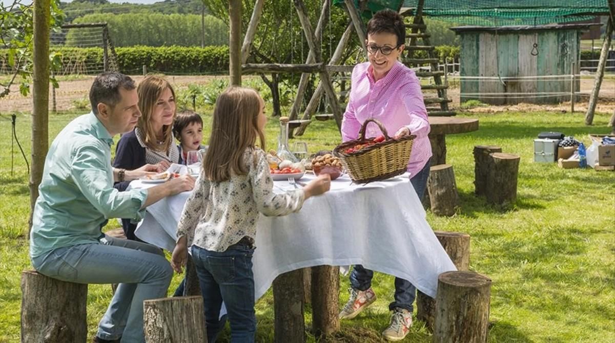 Carme Ruscalleda, en una imagen de la campaña de ’Benvinguts a pagès’, que forma parte de las actividades de madrina de Catalunya, Regió Europea de la Gastronomía 2016, de la cual la chef es madrina. Carme Ruscalleda, en una imagen de la campaña de ’Benvinguts a pagès’, que forma parte de las actividades de madrina de Catalunya, Regió Europea de la Gastronomía 2016, de la cual la chef es madrina.