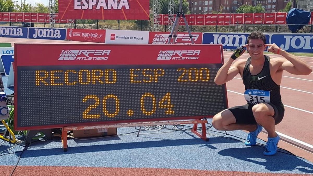 Bruno Hortelano posa junto a su marca de 20.04, nuevo récord de España de 200.