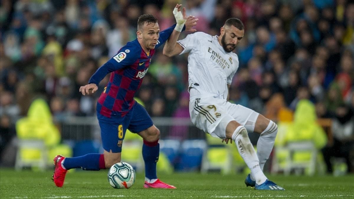 Arthur y Benzema pelean por el balón en el clásico del Bernabéu. Arthur y Benzema pelean por el balón en el clásico del Bernabéu.