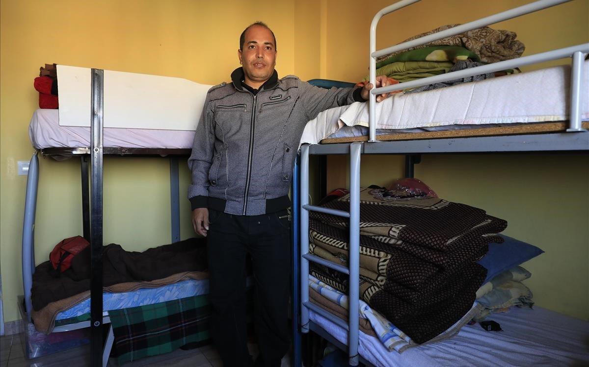 Brahim Ben, un hombre marriquí que vive junto a 8 personas más y que no se puede empadronar por falta de contrato. Brahim Ben, un hombre marriquí que vive junto a 8 personas más y que no se puede empadronar por falta de contrato.