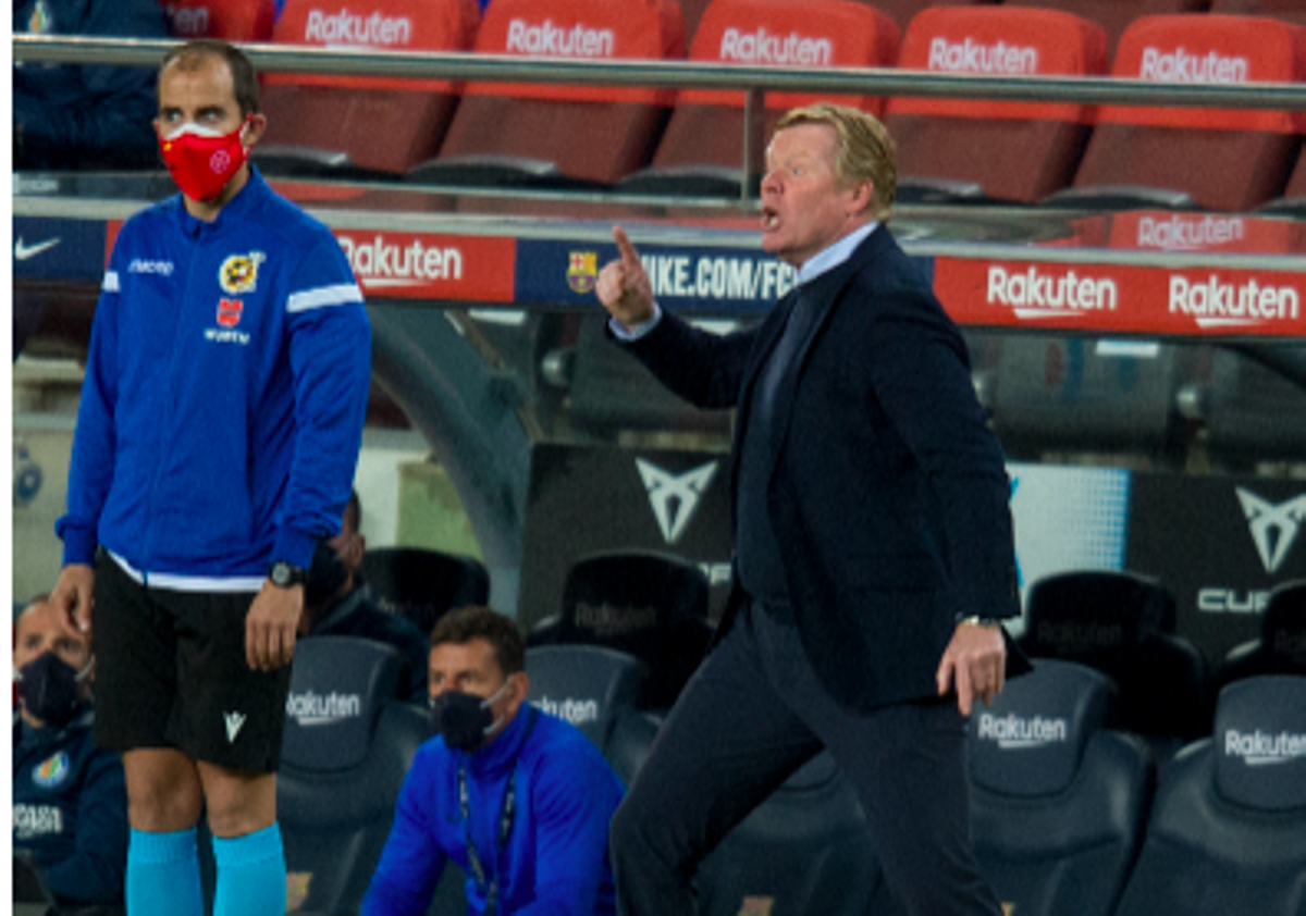 Koeman se enfada con Mingueza en la segunda parte del Barça-Getafe. Koeman se enfada con Mingueza en la segunda parte del Barça-Getafe.
