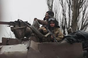 Dos soldados en el frente ucraniano. 