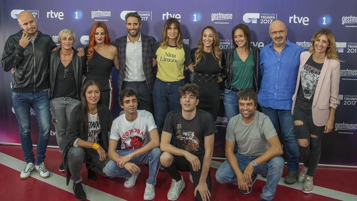 Roberto Leal, presentador de ’OT’ (en el centro), junto a Noemí Galera, directora de la Academia, y los profesores. Roberto Leal, presentador de ’OT’ (en el centro), junto a Noemí Galera, directora de la Academia, y los profesores.