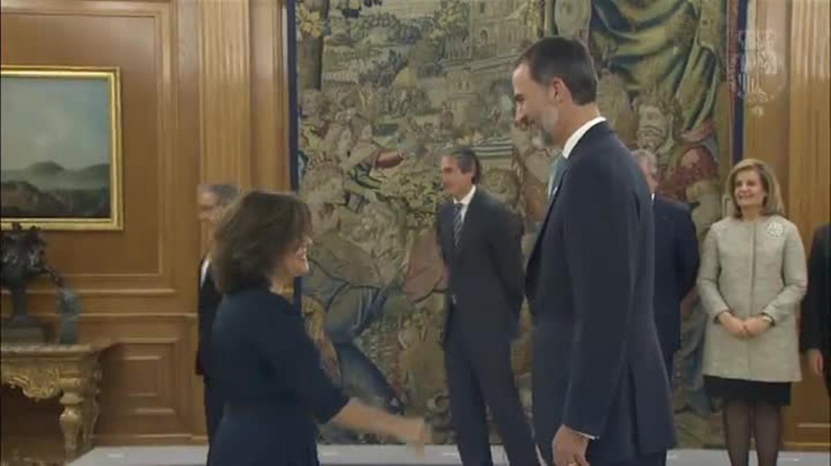 Tras jurar su cargo como ministros, han saludado uno a uno al rey Felipe VI en el acto llevado a cabo en el Palacio de la Zarzuela.