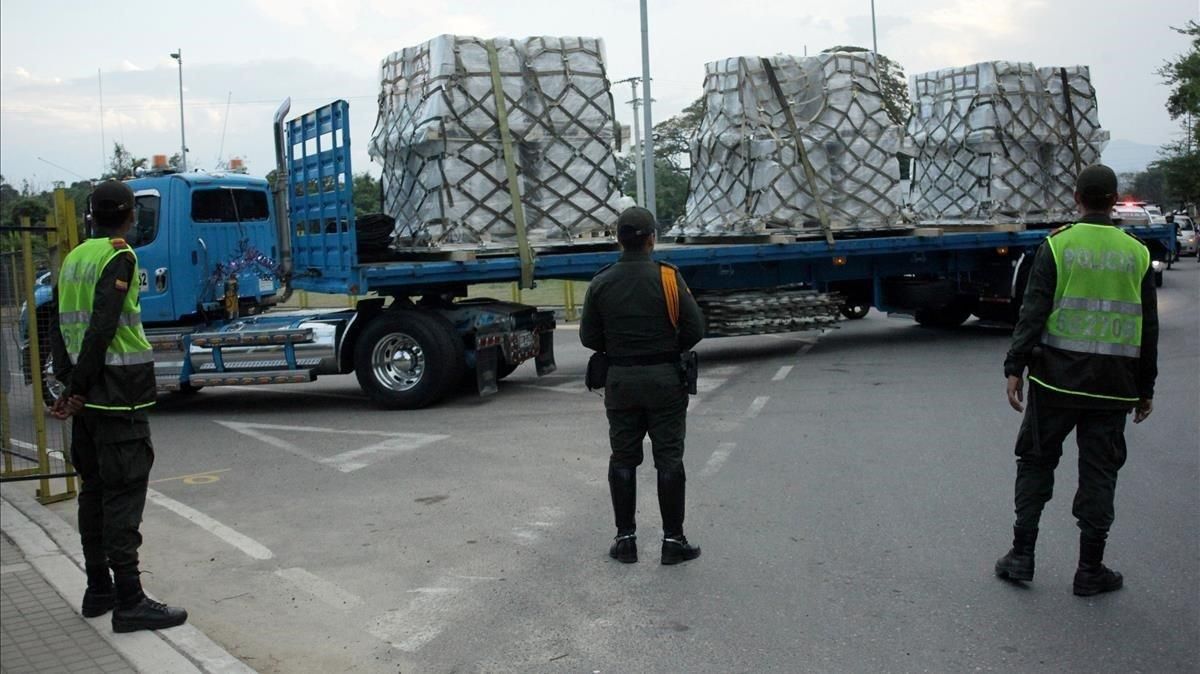 Policías colombianos vigilan un camión con ayuda humanitaria para Venezuela, en Cúcuta. Policías colombianos vigilan un camión con ayuda humanitaria para Venezuela, en Cúcuta.
