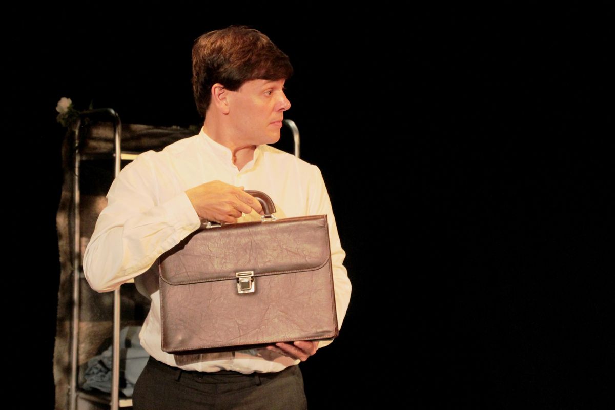 El protagonista es un apocado notario que va a todos lados con su cartera. El protagonista es un apocado notario que va a todos lados con su cartera.