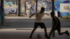 Unos adolescentes juegan a pelota en el parque de El Escorxador, en Badalona, el pasado jueves.