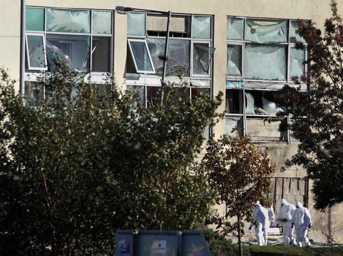 Estado en el que han quedado las instalaciones del Banco del Ulster tras la explosión del coche bomba. Estado en el que han quedado las instalaciones del Banco del Ulster tras la explosión del coche bomba.