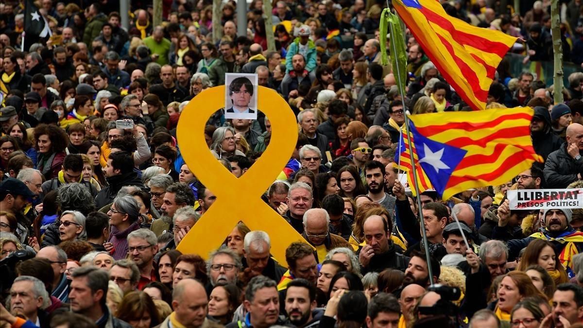 Imagen de las protestas en las calles de Barcelona, el pasado domingo por la noche, por la detención en Alemania de Carles Puigdemont. Imagen de las protestas en las calles de Barcelona, el pasado domingo por la noche, por la detención en Alemania de Carles Puigdemont.
