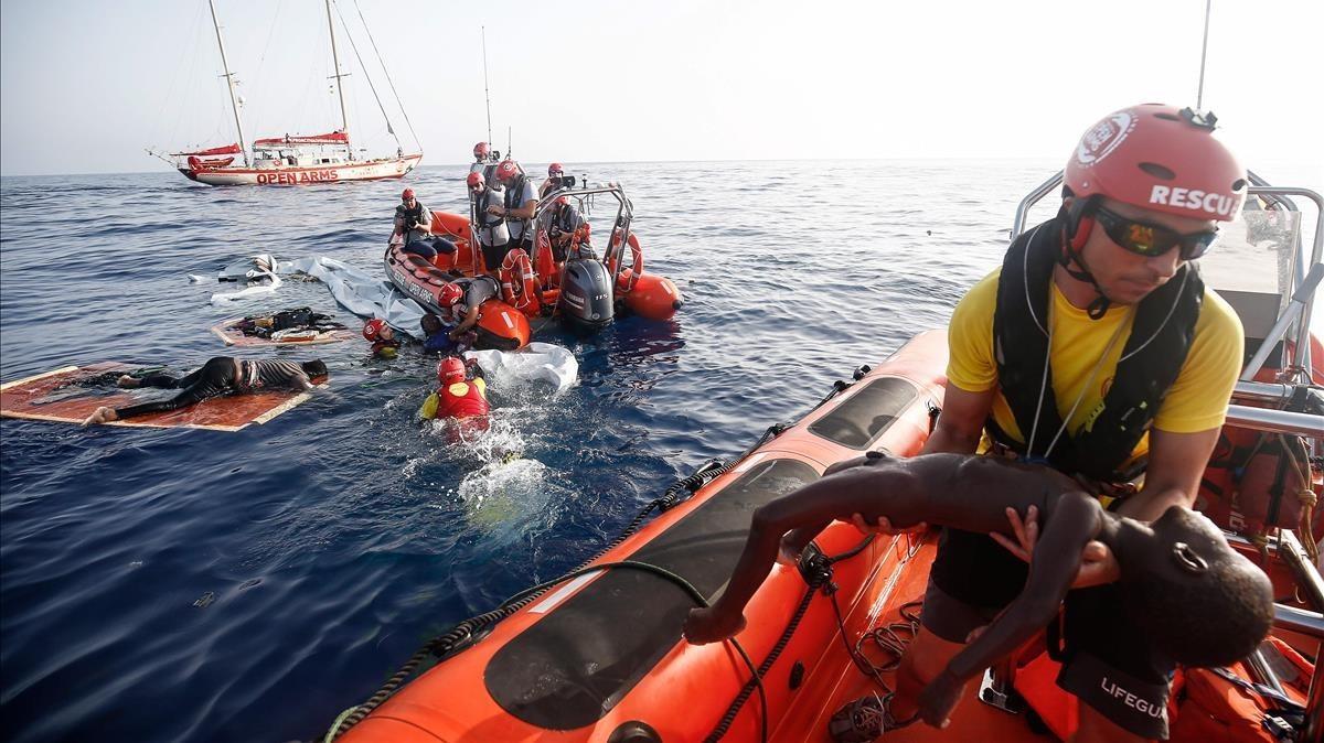 Rescate de una embarcación hundida en aguas de Libia.