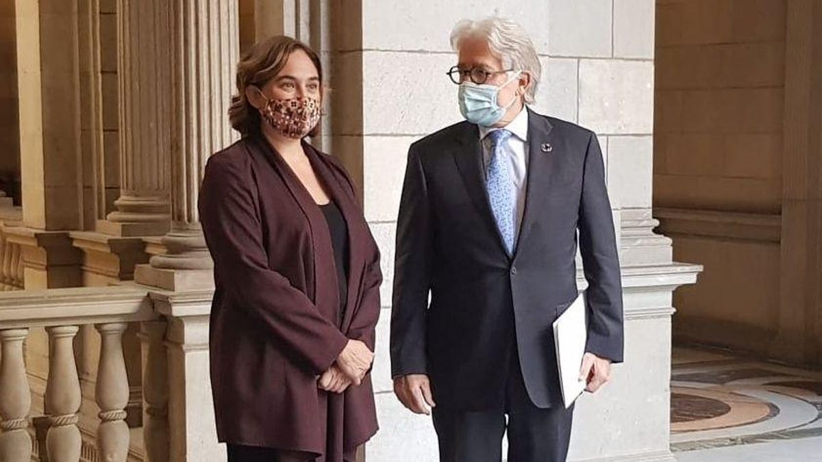 Ada Colau con Josep Sánchez Llibre, este miércoles en el ayuntamiento. Ada Colau con Josep Sánchez Llibre, este miércoles en el ayuntamiento.
