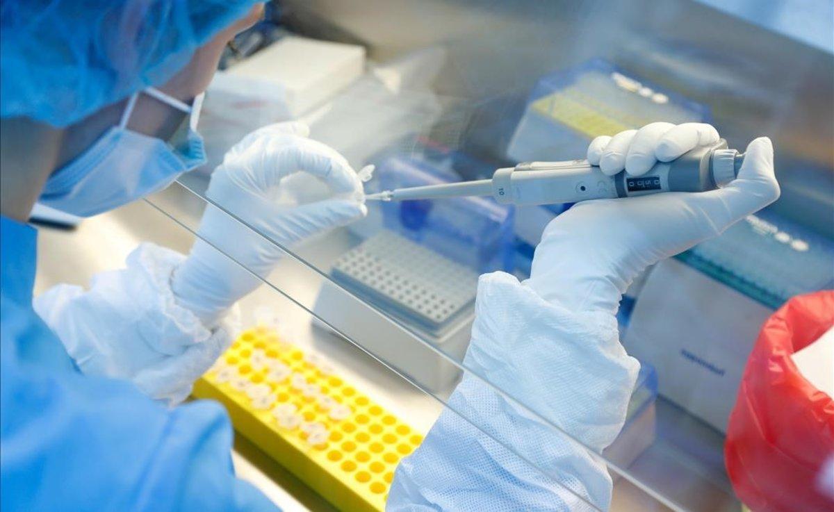 Un científico prepara muestras durante las investigaciones para el desarrollo de la vacuna contra el coronavirus en un laboratorio de la empresa de biotecnología BIOCAD, en San Petersburgo.