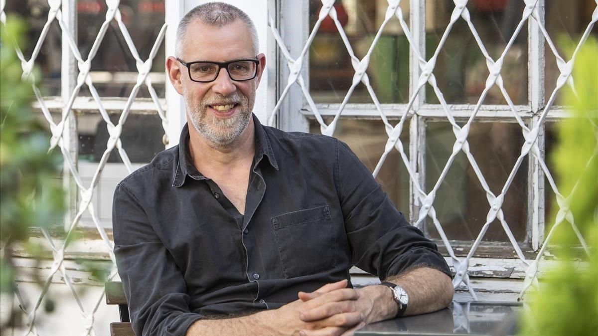 El escritor escocés Graeme Macrae, durante su reciente visita a Barcelona, en La Central de la calle Mallorca. El escritor escocés Graeme Macrae, durante su reciente visita a Barcelona, en La Central de la calle Mallorca.