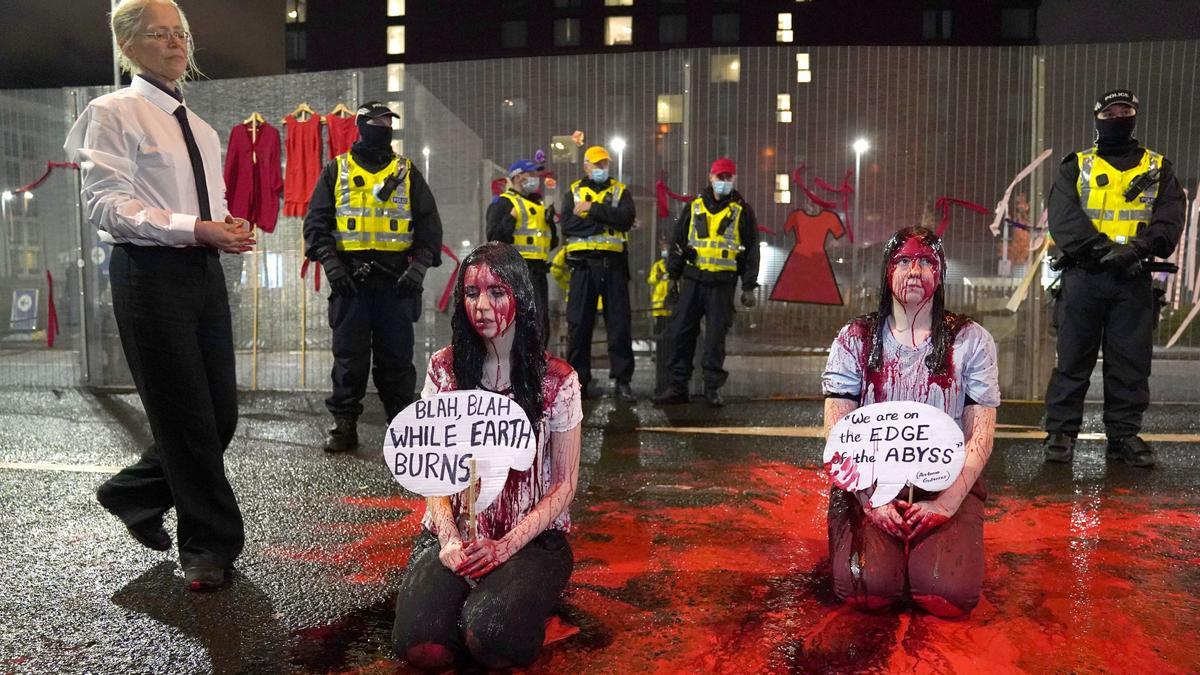 Dos activistas en una protesta llevada a cabo ante el recinto donde se celebra la Cumbre del Clima de Glasgow, este viernes.