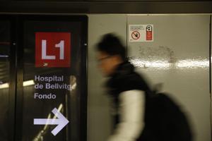 Un cartel que advierte de la presencia de amianto en un pasillo del metro de Barcelona.