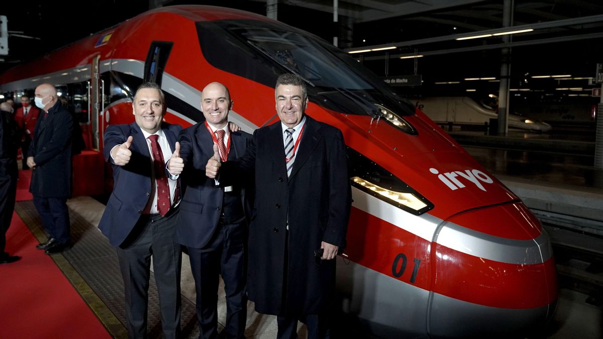 Acto de presentación del operador de Alta Velocidad Ilsa, con la marca Iryo. El presidente de Ilsa, Carlos Bertomeu (d), el director general de Ilsa, Víctor Bañares (i), y el nuevo CEO de ILSA, Simone Gorini. Acto de presentación del operador de Alta Velocidad Ilsa, con la marca Iryo. El presidente de Ilsa, Carlos Bertomeu (d), el director general de Ilsa, Víctor Bañares (i), y el nuevo CEO de ILSA, Simone Gorini.