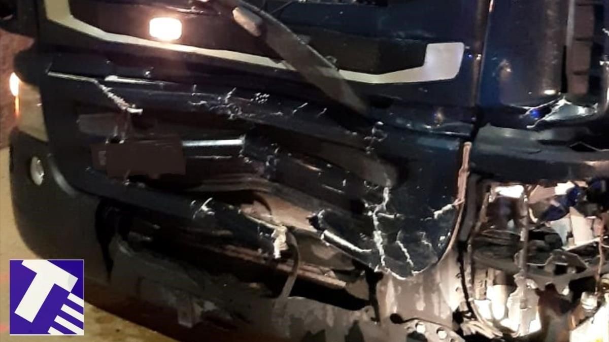 Frontal del camión implicado en el accidente en la A-2 en Castellolí, donde ha resultado muerta una mujer que viajaba en un turismo, este viernes. Frontal del camión implicado en el accidente en la A-2 en Castellolí, donde ha resultado muerta una mujer que viajaba en un turismo, este viernes.