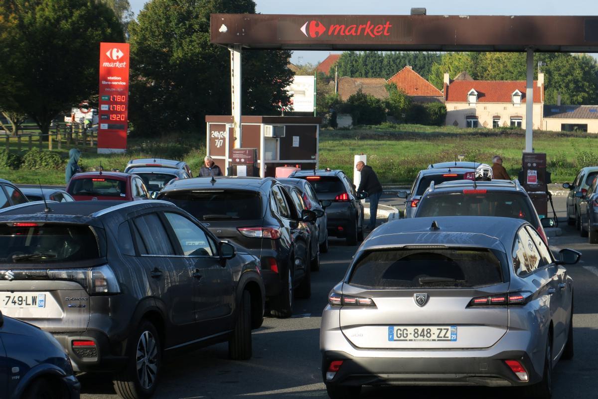 Cola de vehículos para llenar el depósito en una gasolinera de Raillencourt-Sainte-Olle, en el norte de Francia, este martes.