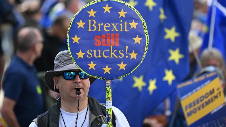 Thousands of people demonstrate in London against Brexit