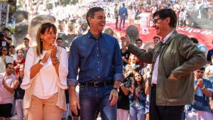 Pedro Sánchez y Salvador Illa, con la alcaldesa de Gavà, Gemma Badia, el domingo pasado en la Fiesta de la Rosa