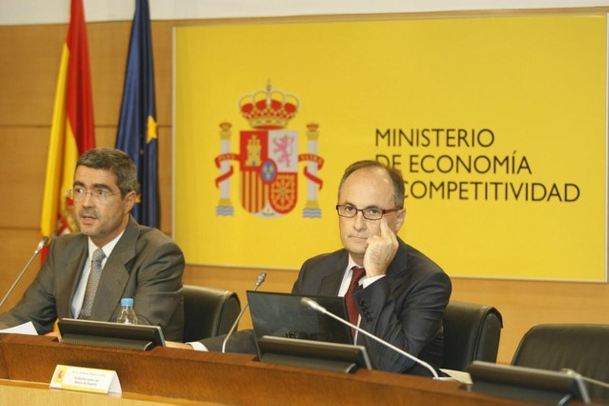 El secretario de Estado de Economía, Fernando Jiménez Latorre, y el subgobernador del Banco de España, Fernando Restoy, durante la presentación del informe.