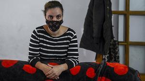 Kaoutar, superviviente de violencia machista, reclama una vivienda para ella y sus tres hijos.