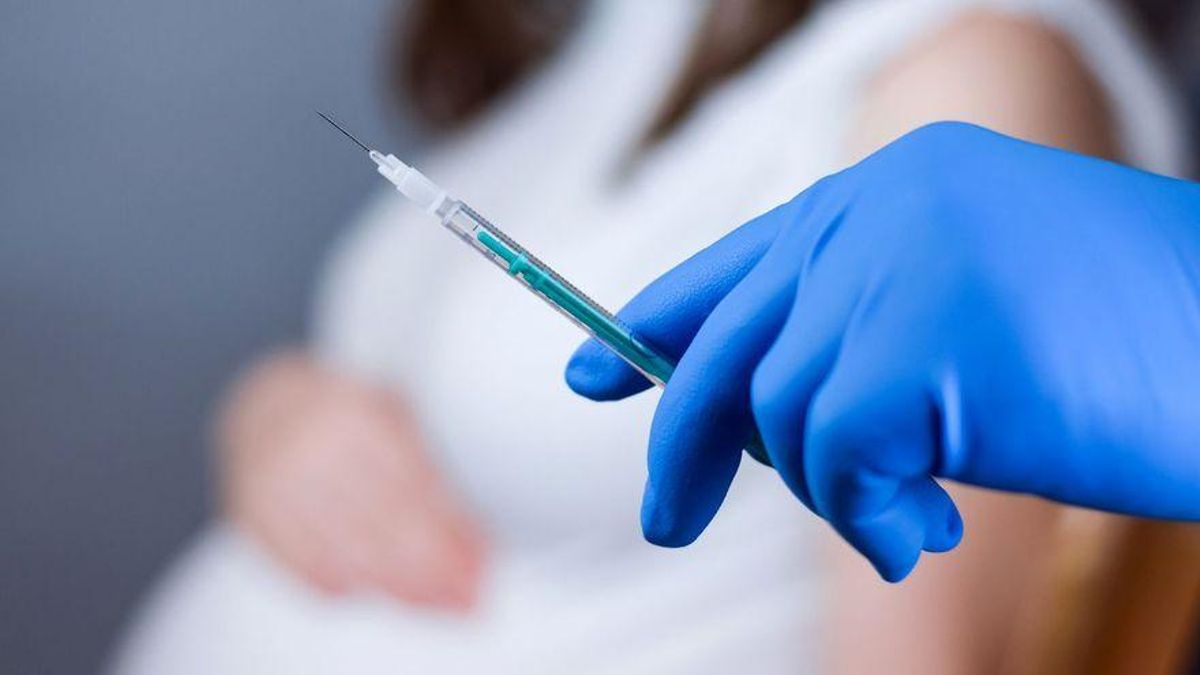 Una mano sujeta una dosis de la vacuna contra el coronavirus. Una mano sujeta una dosis de la vacuna contra el coronavirus.