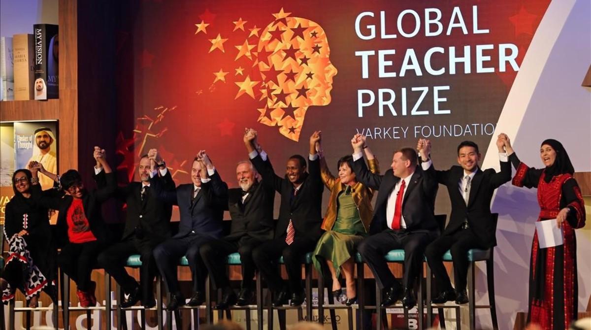 Al Hroub (derecha) alza los brazos junto con otros finalistas del Global Teacher Prize, en Dubái.