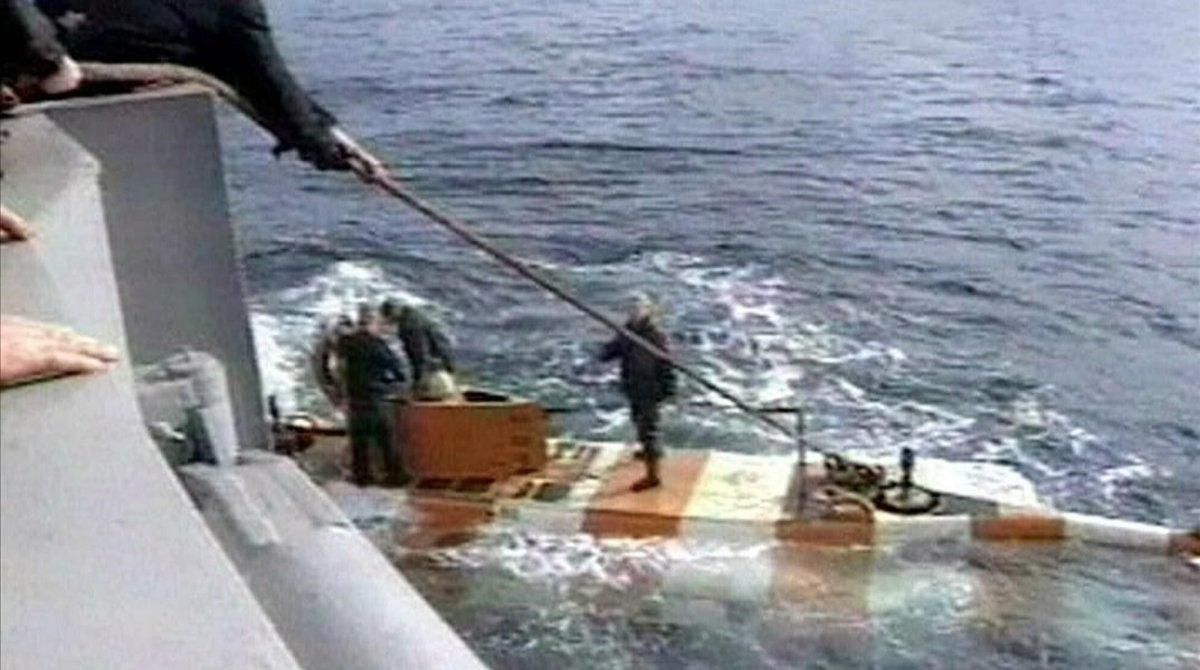 Miembros de los equipos de rescate rusos regresan en un minisubmarino tras una inmersión en busca del sumergible siniestrado en el mar de Barents. Miembros de los equipos de rescate rusos regresan en un minisubmarino tras una inmersión en busca del sumergible siniestrado en el mar de Barents.