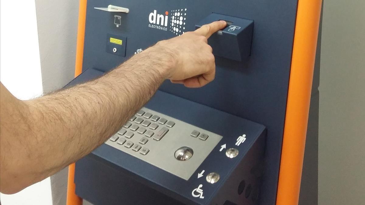 Un lector de DNI electrónico. Un lector de DNI electrónico.