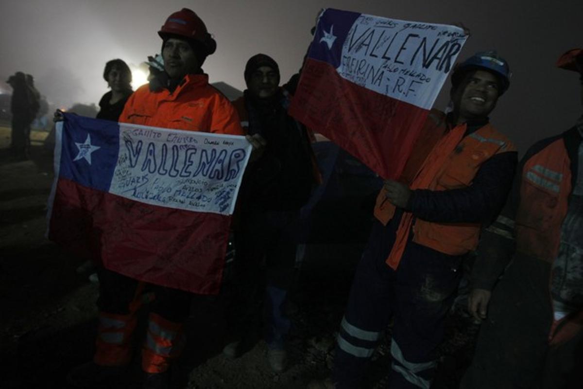 Compañeros de los 33 mineros atrapados en la mina de Copiapo celebran que los operarios siguen con vida.