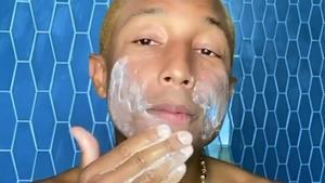 El cantante Pharrell Williams es la última cara famosa en unirse a la causa ’gender neutral’ con su línea de cuidado facial Humanrace.