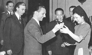 El ministro de Propaganda de Hitler, Joseph Goebbels, entregando un Stradivarius a la violinista japonesa Nejiko Suwa, en 1943. 