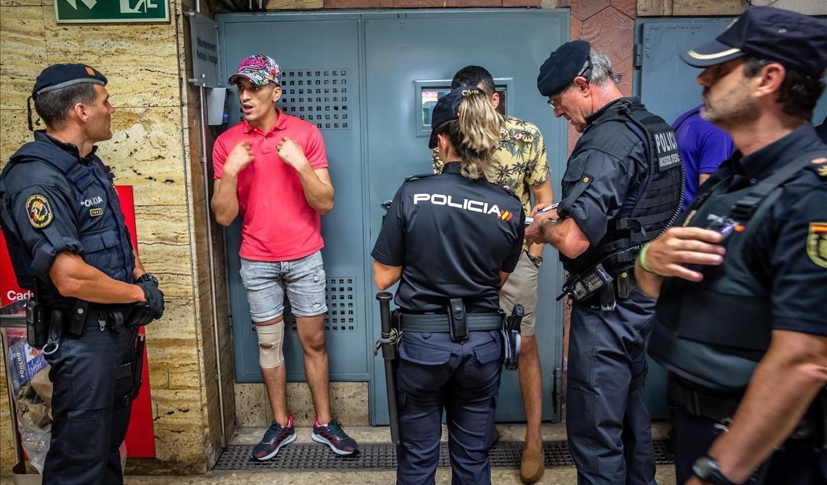 Mossos y policías nacionales trabajan juntos en una detención durante el reciente despliegue mixto de ambos cuerpos contra los carteristas en el Metro de Barcelona.