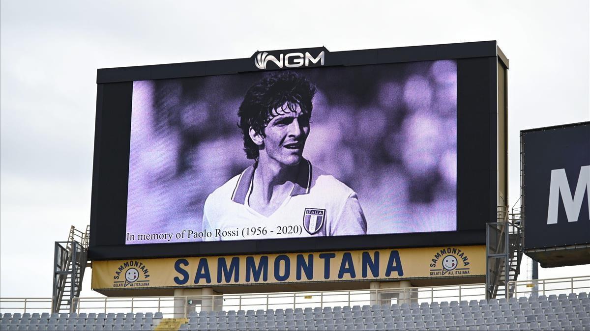 Florence (Italy) 10 12 2020 - A picture of Paolo Rossi is projected on the big screen of the Artemio Franchi stadium prior to the UEFA Women s Champions League soccer match ACF Fiorentina vs Slavia Prague in Florence Italy 10 December 2020 Paolo Rossi former Italian soccer player and World champion in 1982 died on 09 December 2020 at the age of 64 (Liga de Campeones Italia Florencia Praga) EFE EPA CLAUDIO GIOVANNINI Florence (Italy) 10 12 2020 - A picture of Paolo Rossi is projected on the big screen of the Artemio Franchi stadium prior to the UEFA Women s Champions League soccer match ACF Fiorentina vs Slavia Prague in Florence Italy 10 December 2020 Paolo Rossi former Italian soccer player and World champion in 1982 died on 09 December 2020 at the age of 64 (Liga de Campeones Italia Florencia Praga) EFE EPA CLAUDIO GIOVANNINI