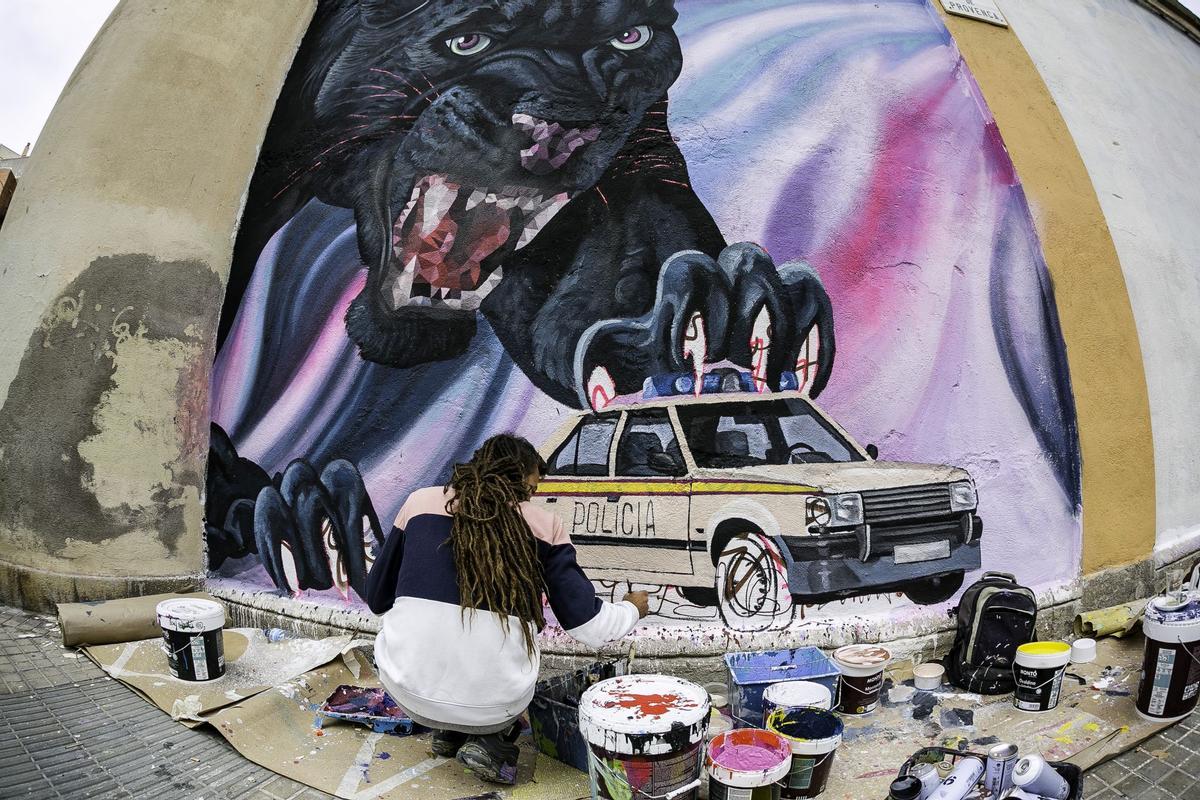 El artista Uriginal, ultimando los detalles del mural que está pintado en la Model, el viernes.